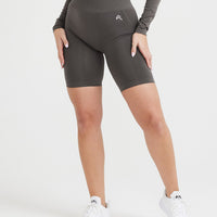 Effortless Seamless Cycling Shorts with White Logo | Deep Taupe