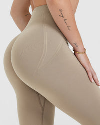 EffortlessLift™ Seamless Leggings with White Logo | Washed Sandstone
