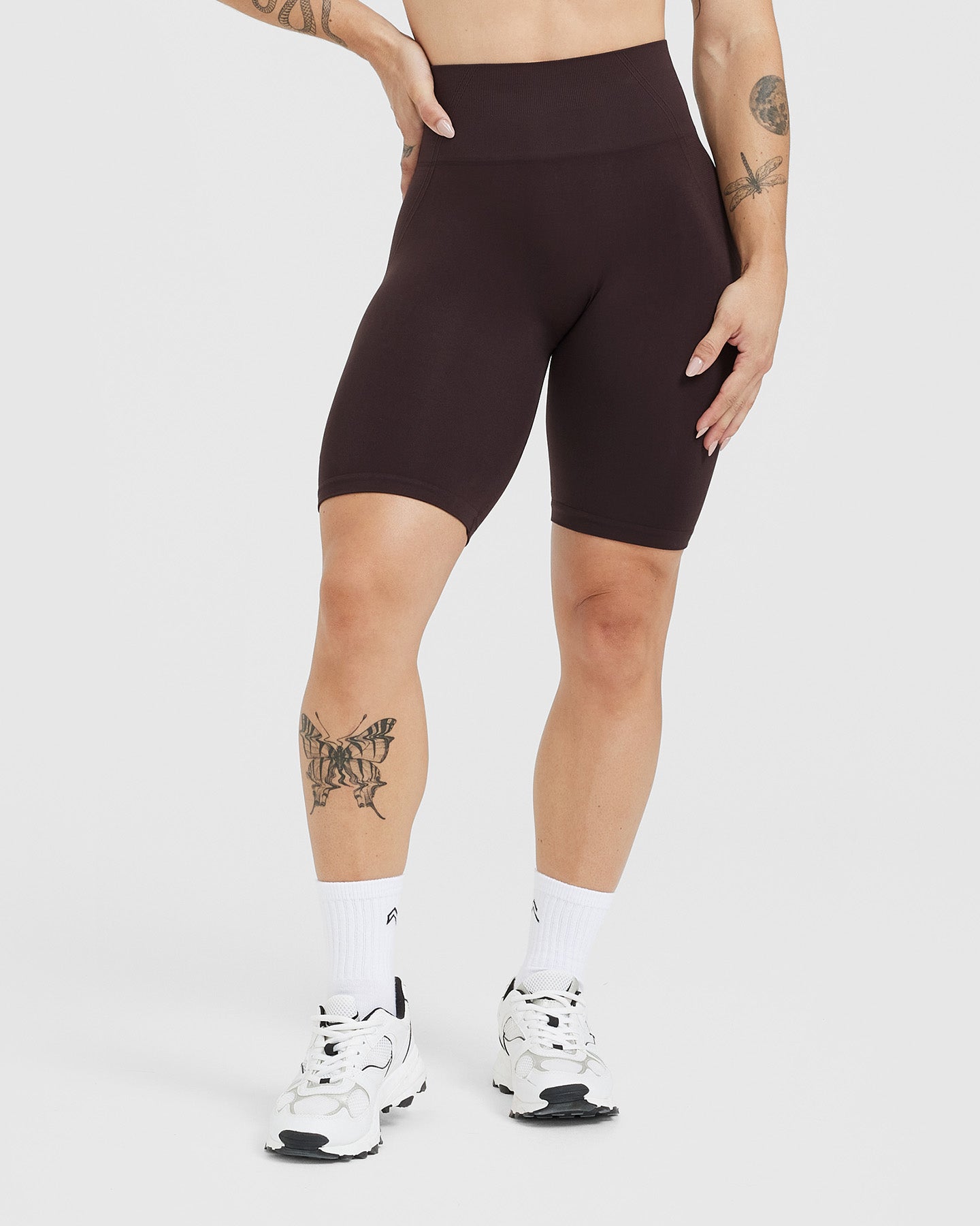 EffortlessLift™ Seamless Cycling Shorts with White Logo | 70% Cocoa