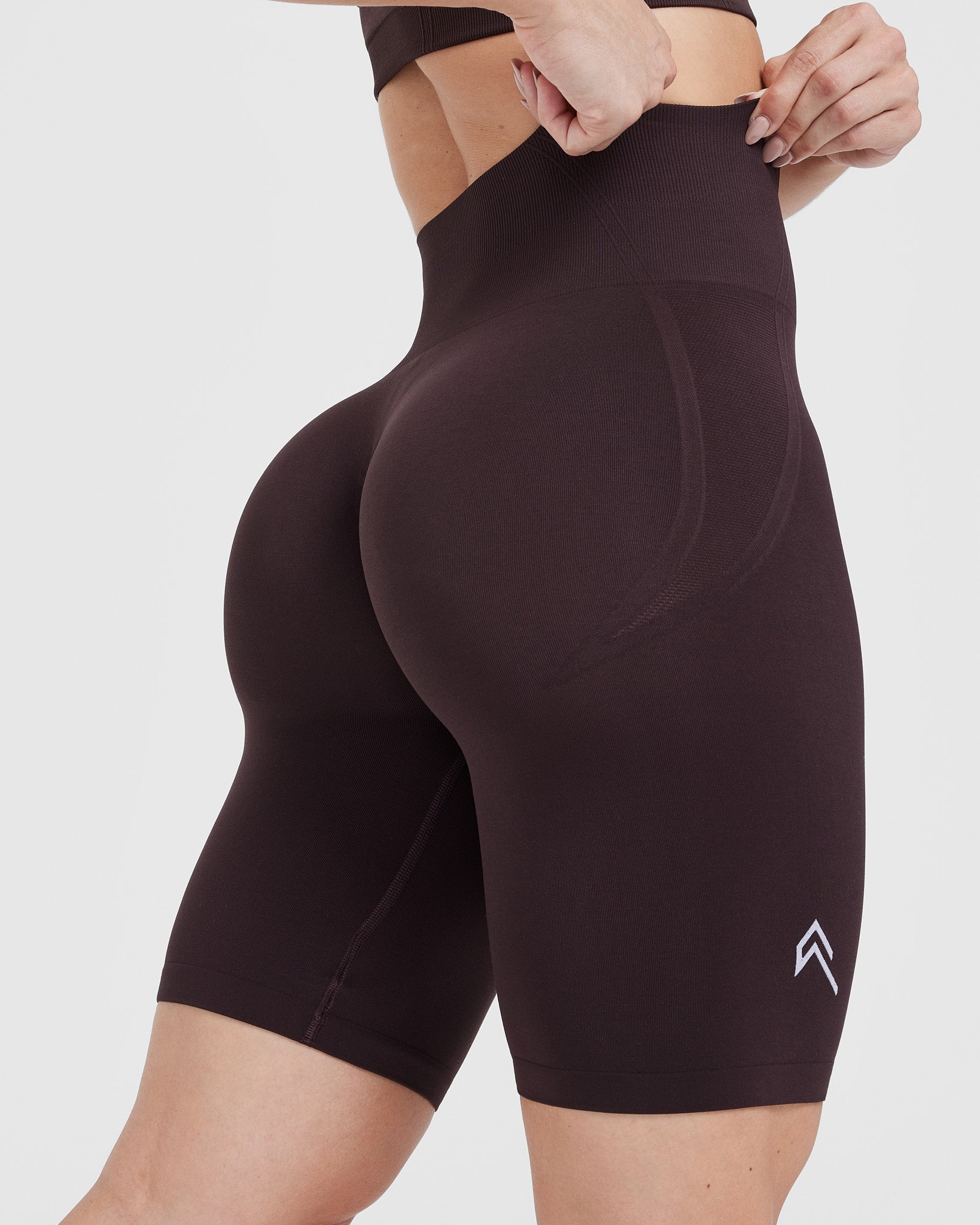 EffortlessLift™ Seamless Cycling Shorts with White Logo | 70% Cocoa