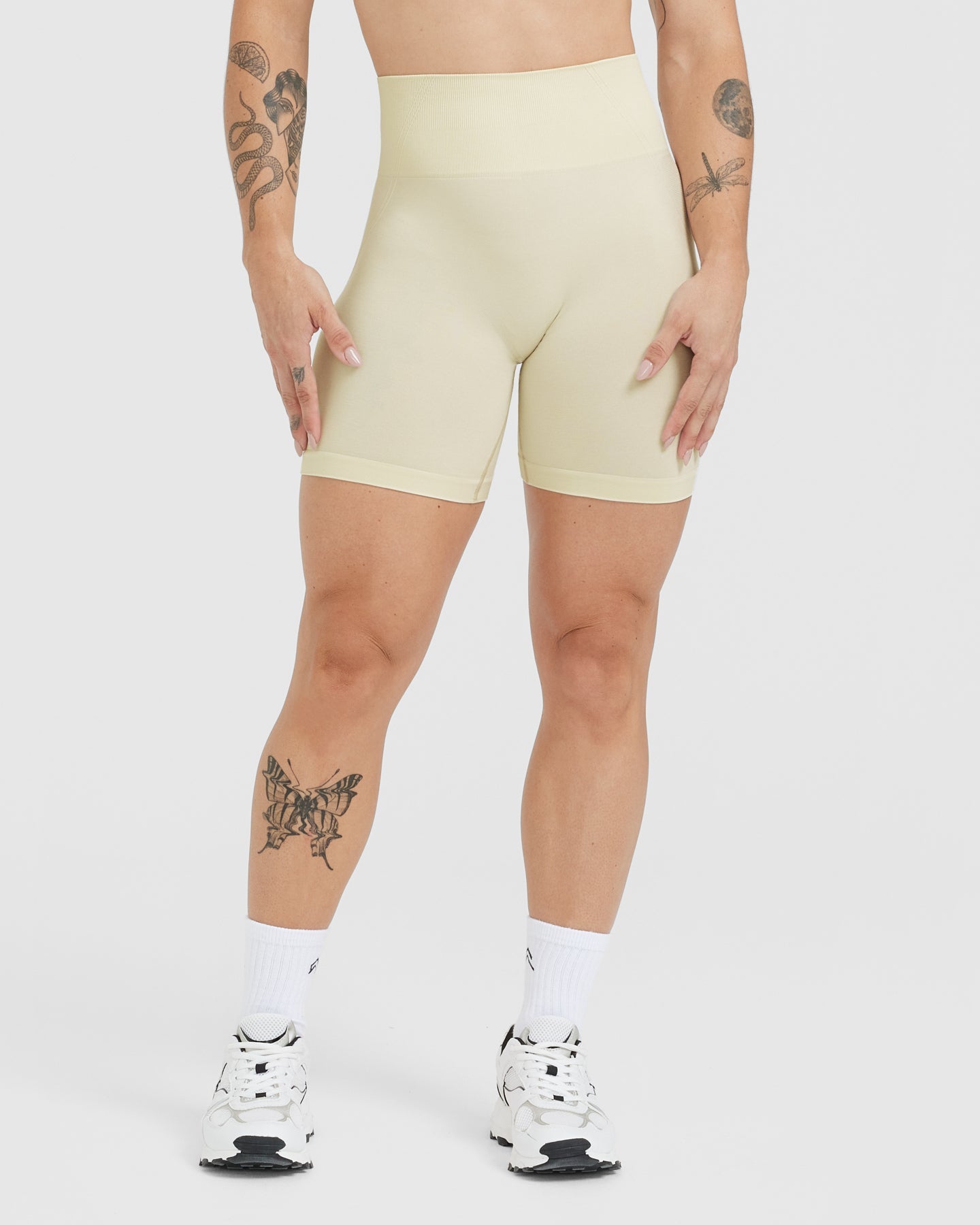 EffortlessLift™ Seamless Shorts with White Logo | Vanilla