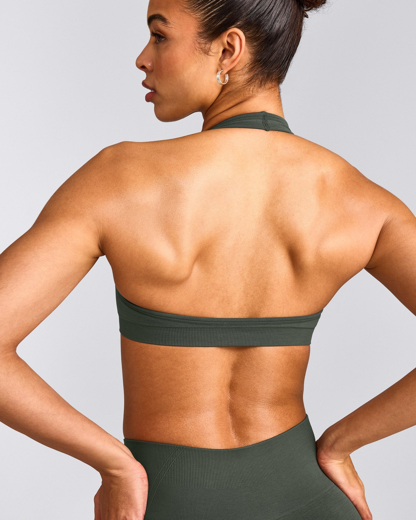 EffortlessLift™ Seamless Halter Neck Sports Bra with Gray Logo | Dark Khaki