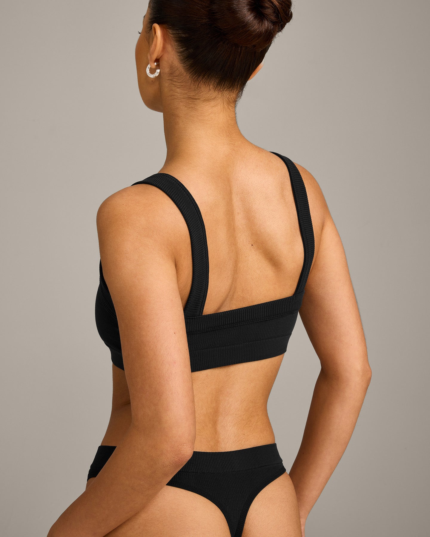 Seamless Scoop Neck Bralette | Black