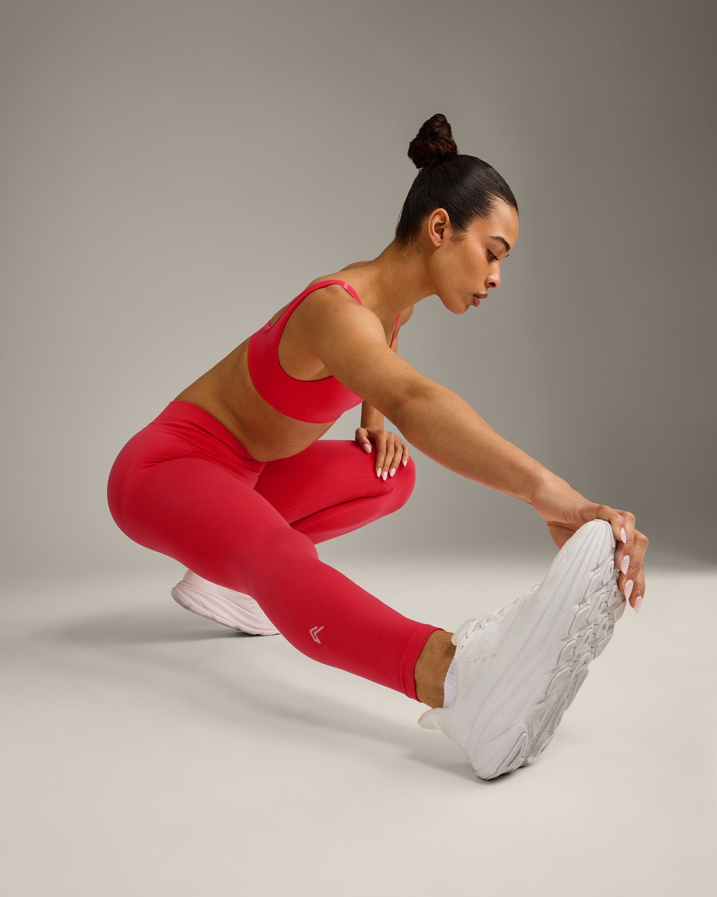 EffortlessLift™ Seamless Mid Rise Leggings with Grey Logo | Charged Pink